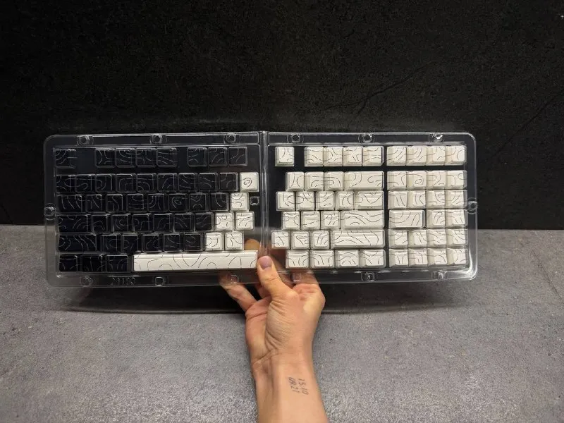 Keycaps (Topographic Yin-Yang) — photo 1